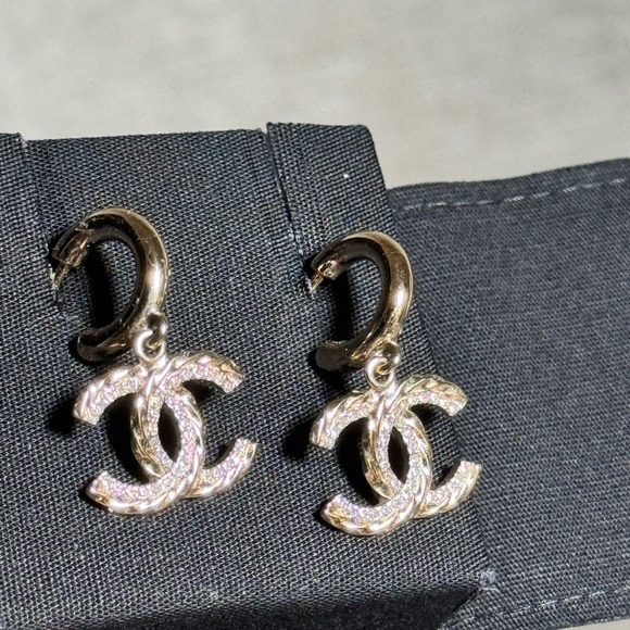CHANEL earrings - Picture 2 of 5